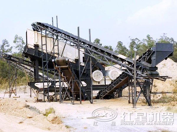 200t/h中型移動(dòng)石頭破碎機(jī)作業(yè)現(xiàn)場