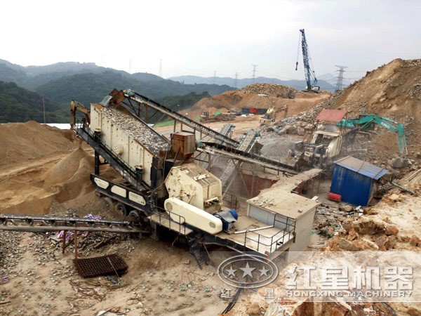 移動(dòng)式1214反擊破碎機(jī)現(xiàn)場