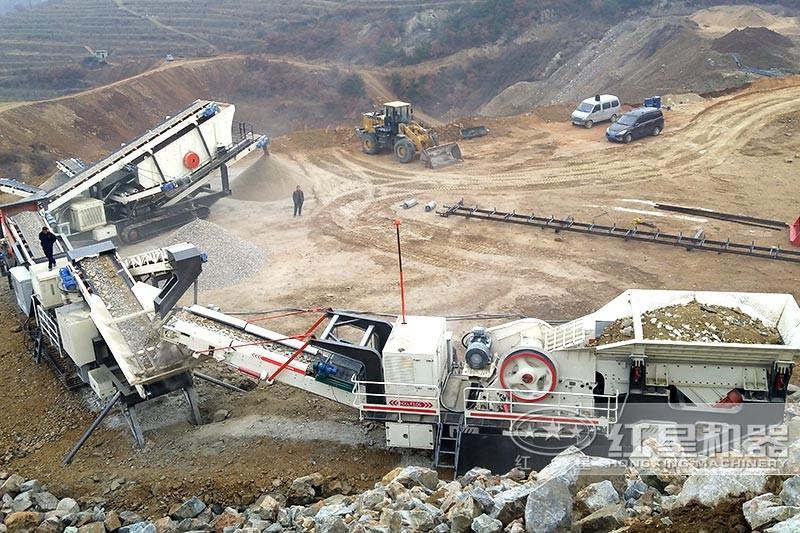 大型石頭碎石機現(xiàn)場：三臺聯(lián)機，破碎