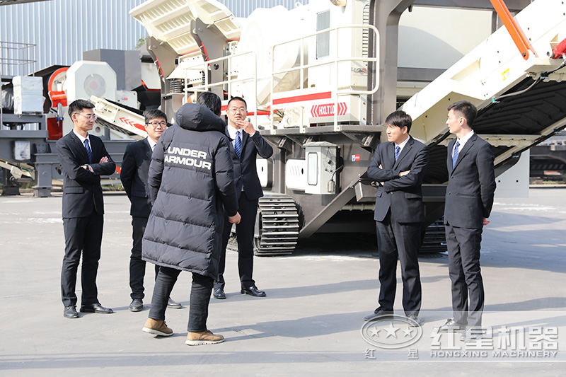 客戶來廠參觀流動(dòng)粉碎機(jī)，專業(yè)團(tuán)隊(duì)一對(duì)一指導(dǎo)講解，現(xiàn)場(chǎng)演示