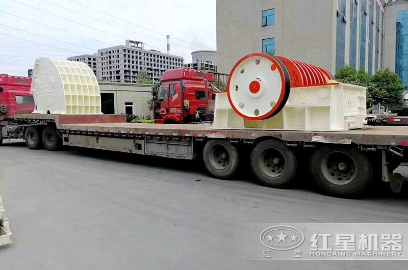 小型破碎機(jī)裝車(chē)完畢，等待發(fā)貨