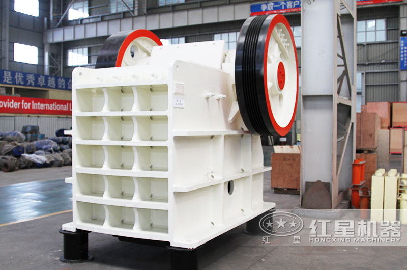 600×750的顎式破碎機生產(chǎn)能力為80-240t/h，進料口腔深