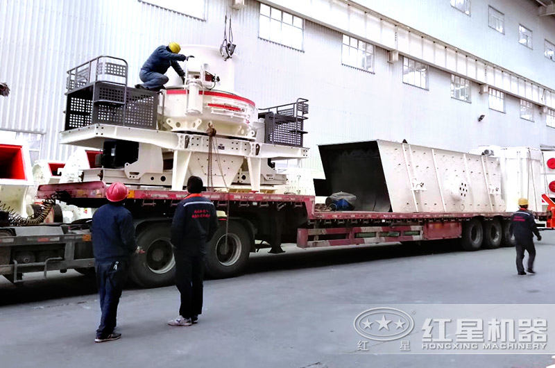 小型制砂機廠家專車運輸，發(fā)往客戶現場