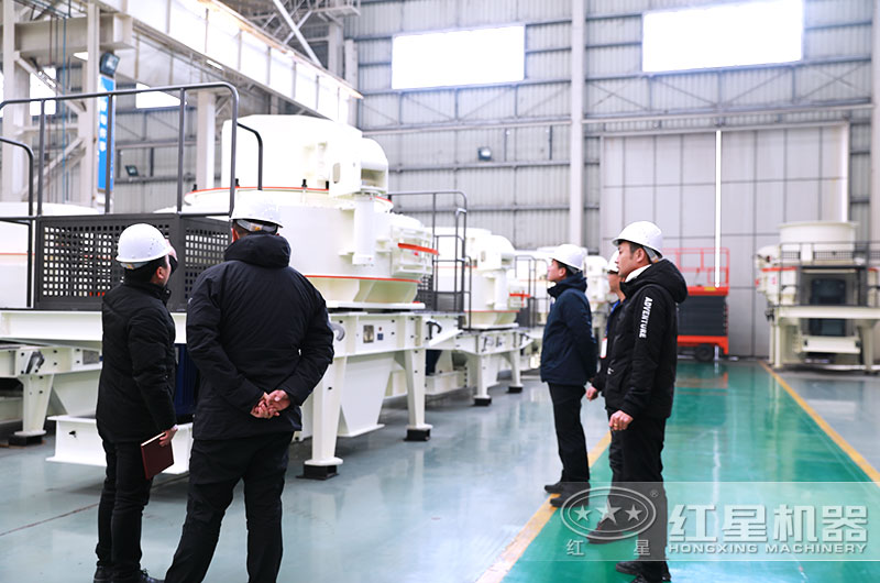 客戶(hù)來(lái)廠參觀人工機(jī)制砂設(shè)備